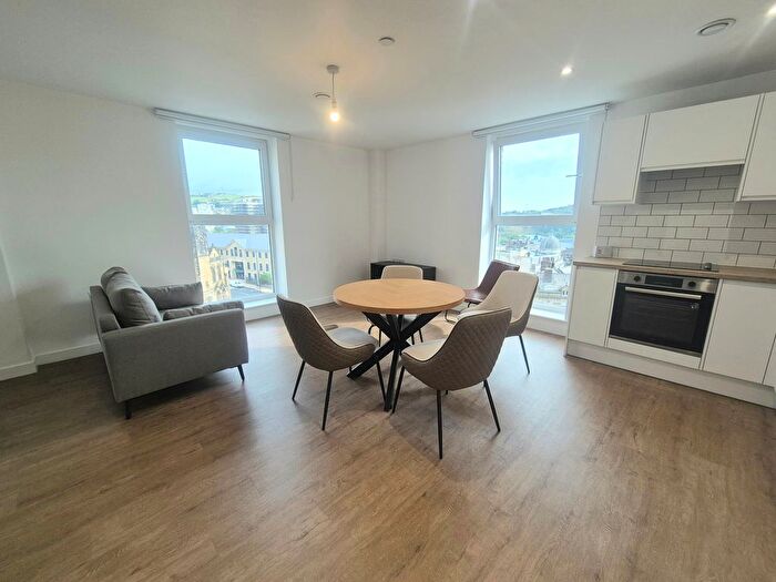 2 Bedroom Flat To Rent In Cow Green, Halifax, HX1