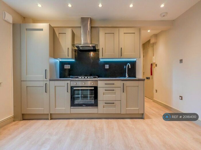 2 Bedroom Flat To Rent In Beaumont Court, London, E5