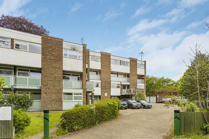 2 Bedroom Maisonette For Sale In Queens Court, Hertford, SG13