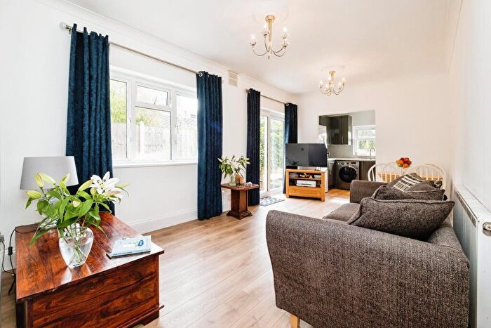 2 Bedroom Flat For Sale In Chingford Mount Road, London, E4