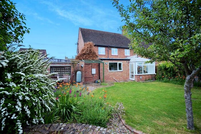 3 Bedroom Semi-Detached House For Sale In Bernard Close, Cuddington, Aylesbury, HP18