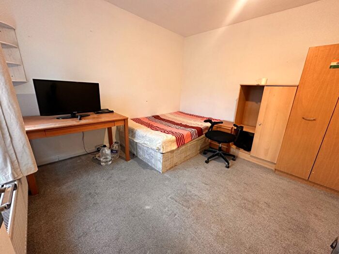 Studio To Rent In York Road, Hounslow, TW3