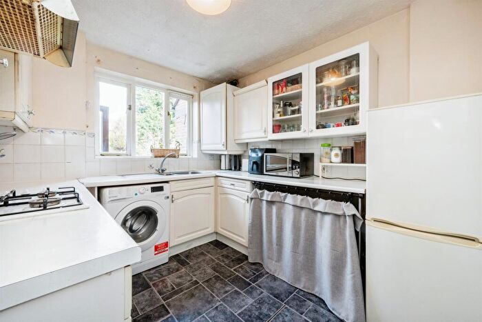 3 Bedroom Detached House For Sale In Dulverton Drive, Furzton, Milton Keynes, MK4