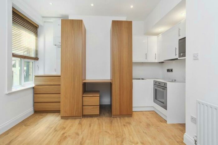Studio To Rent In Ballards Lane, Finchley Central, London, N3