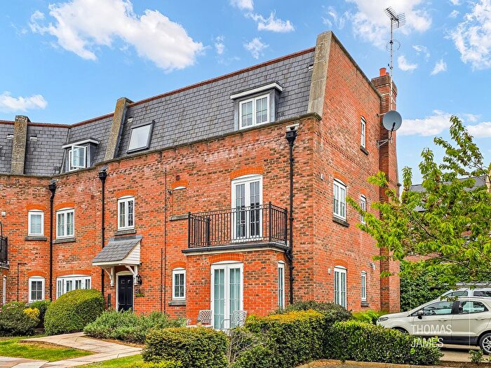 2 Bedroom Flat For Sale In Red Lion Court, Hatfield, AL9