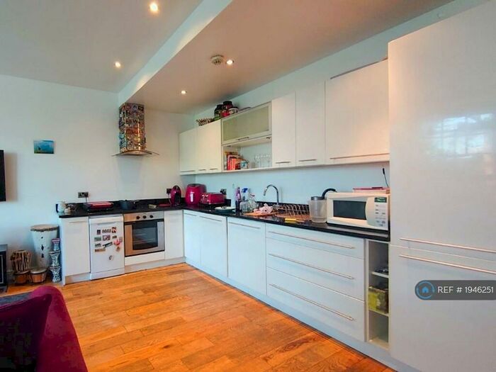 2 Bedroom Flat To Rent In The Broadway, Woodford Green, IG8