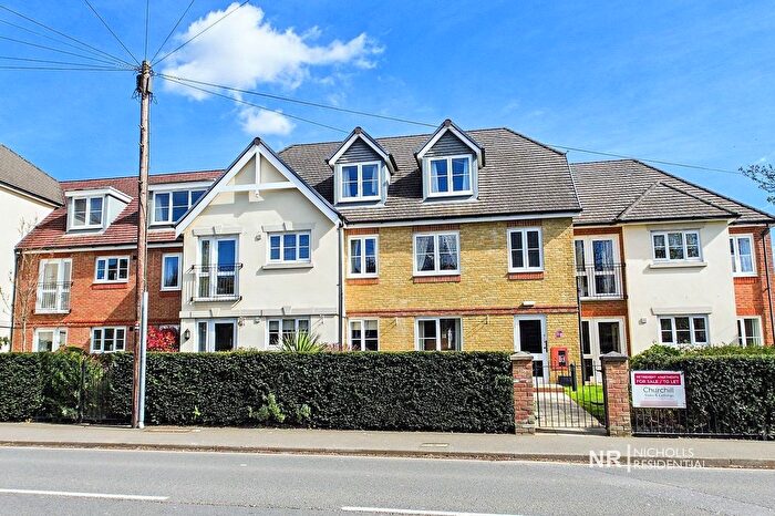 2 Bedroom Flat For Sale In Kingston Avenue, Leatherhead., KT22