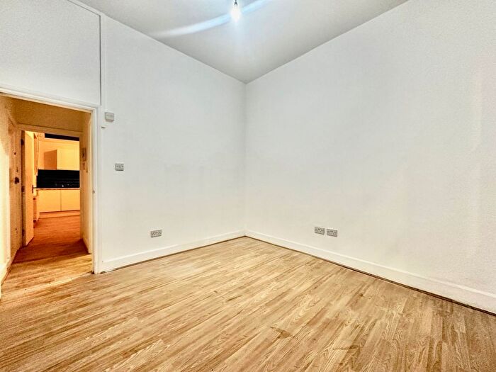 1 Bedroom Flat To Rent In Munster Road, SW6
