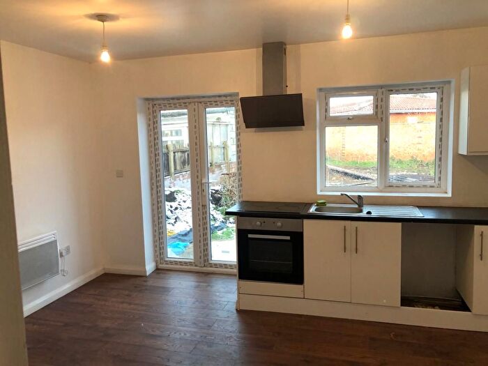 2 Bedroom Flat To Rent In Beavers Lane, Hounslow, TW4