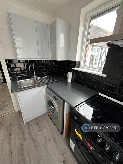 2 Bedroom Flat To Rent In Woodhouse Road, London, N12