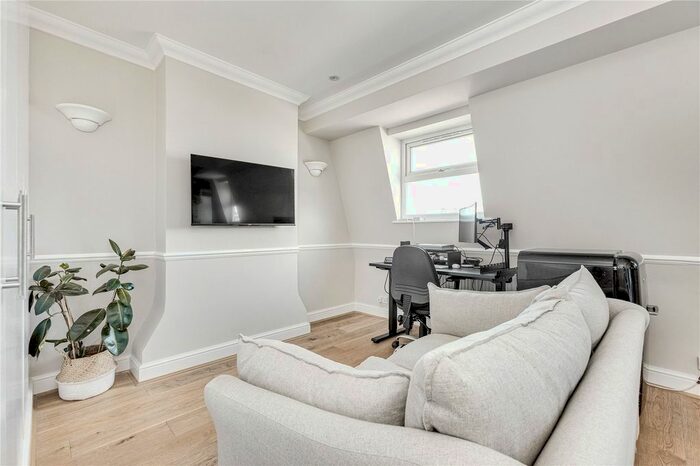 1 Bedroom Flat To Rent In Cairns Road, Between The Commons, SW11