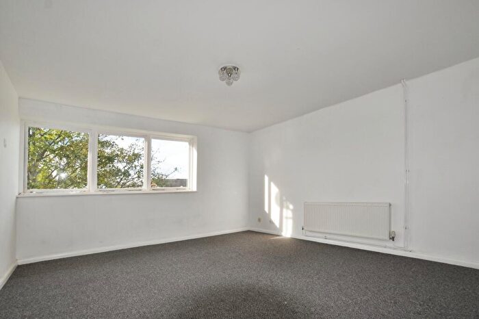 2 Bedroom Flat For Sale In Dugdale Court, Hitchin, SG5