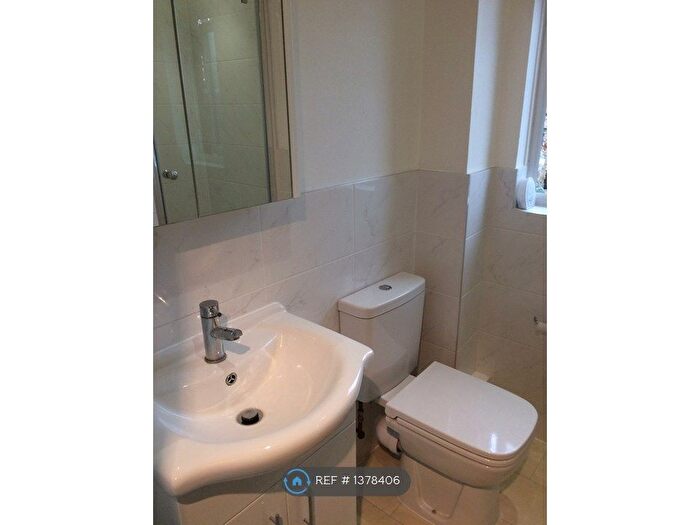 1 Bedroom Flat To Rent In Pavilion Way, Edgware, HA8