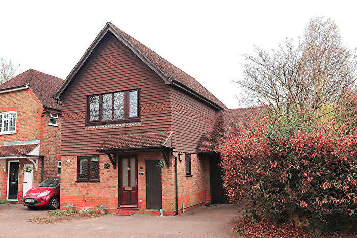 3 Bedroom Link Detached House For Sale In Herbs End, Farnborough, GU14