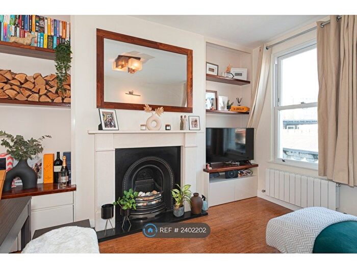 2 Bedroom Flat To Rent In Queenstown Road, London, SW8