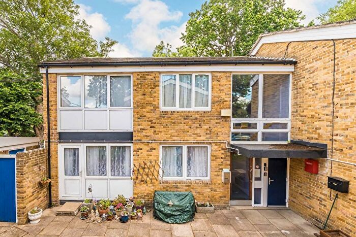 2 Bedroom Flat For Sale In Maddison Close, Teddington, TW11