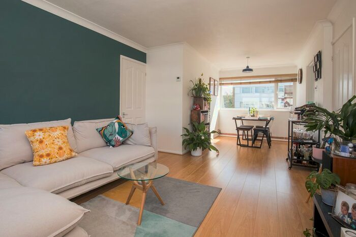 2 Bedroom Flat To Rent In Hazelbank Court, Chertsey, KT16