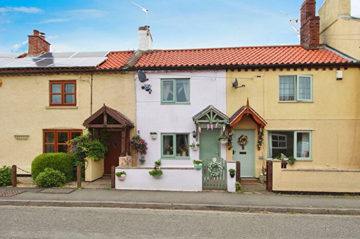 2 Bedroom Cottage For Sale In Pattersons Cottages, Chapel Haddlesey, YO8
