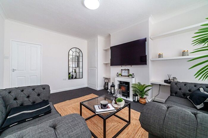 3 Bedroom Flat To Rent In Darlan Road, London, SW6