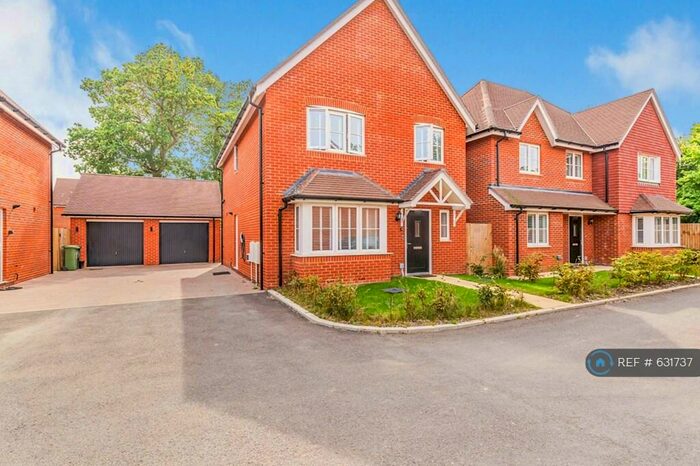 4 Bedroom Detached House To Rent In Lawrence Gardens, Horley, RH6