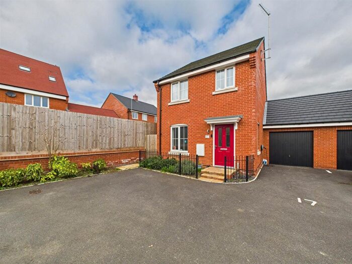 3 Bedroom Link Detached House For Sale In Keepsake Way, Berryfields, Aylesbury, HP18