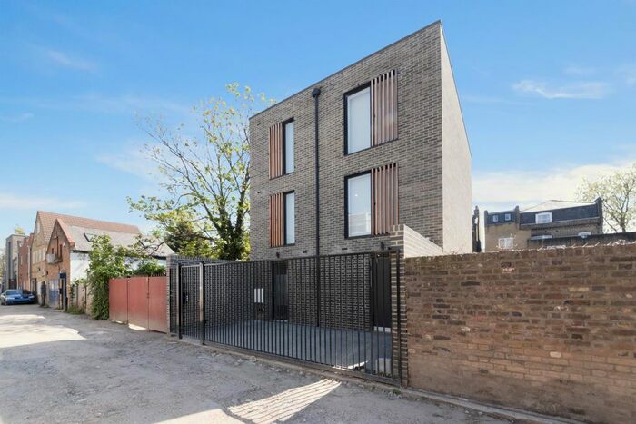 5 Bedroom Semi-Detached House To Rent In Sprowston Mews, London, E7