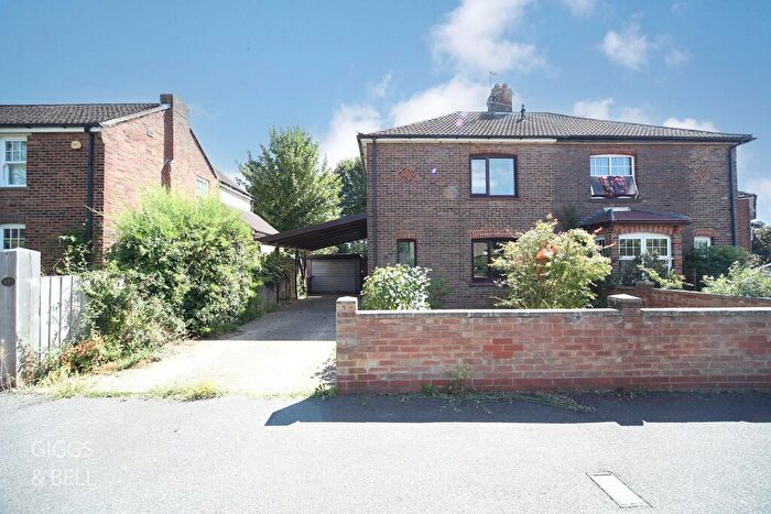 3 Bedroom Semi-Detached House For Sale In Luton, Bedfordshire, LU2