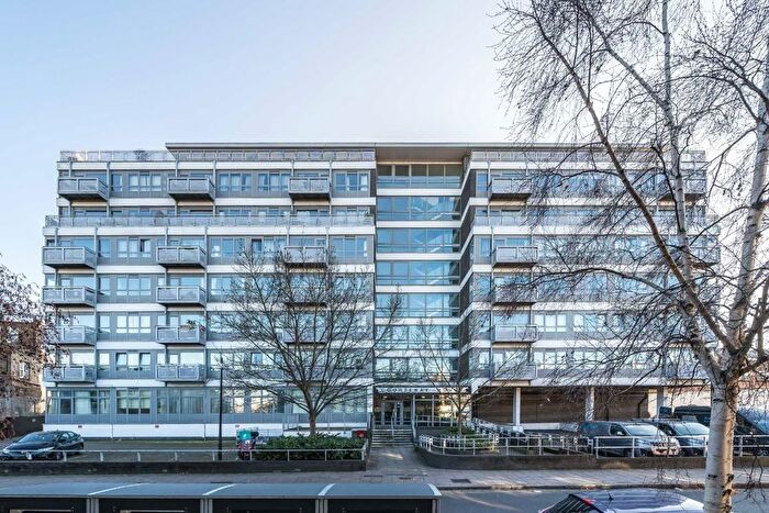 2 Bedroom Flat To Rent In New Park Road, London, SW2