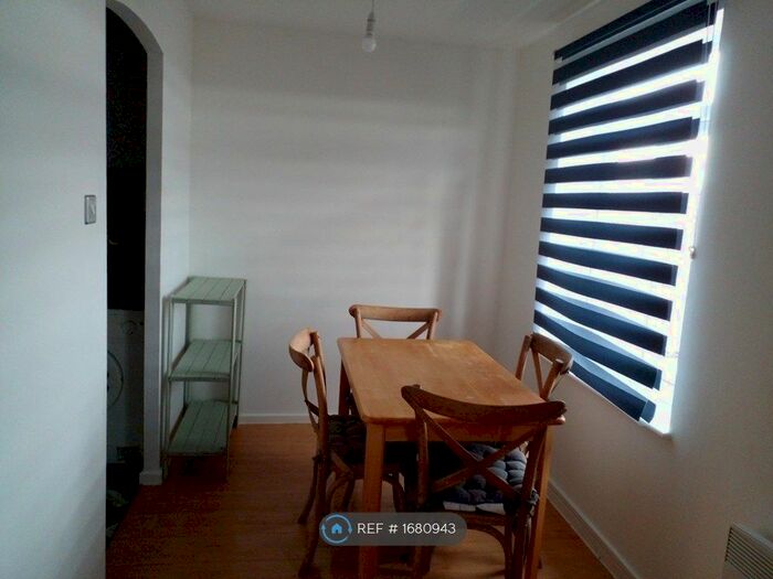 2 Bedroom Flat To Rent In Gardeners Court, Leeds, LS10