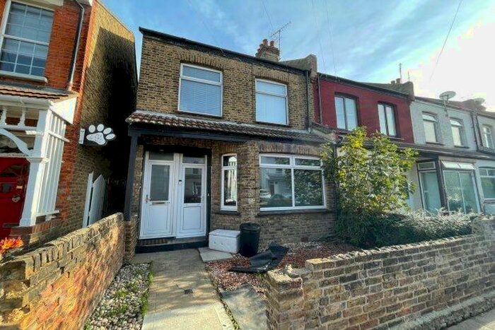 2 Bedroom Flat To Rent In Oban Road, Southend-On-Sea SS2