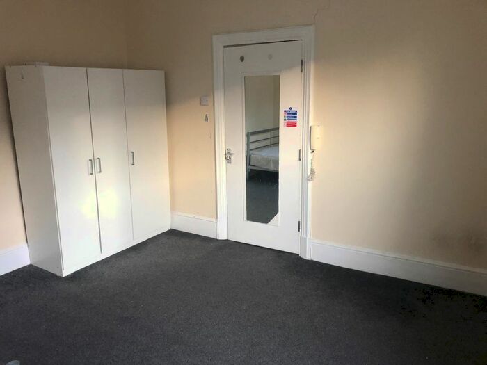 Studio To Rent In Rollins Street, London, SE15