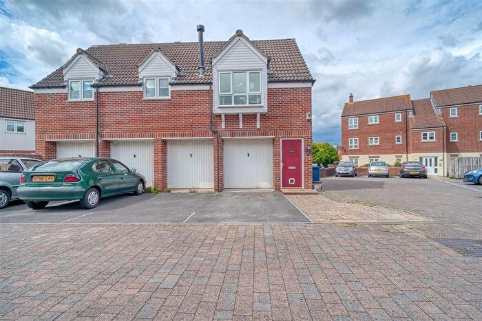 Detached House For Sale In Woodpecker Meadow, Gillingham, SP8
