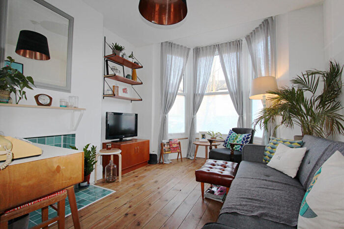 2 Bedroom Flat To Rent In Hindmans Road, Southwark, London, SE22