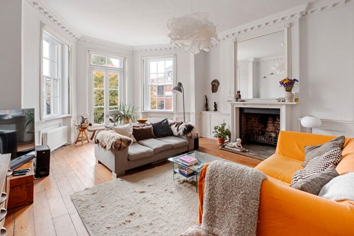 2 Bedroom Maisonette For Sale In Essex Road, London, N1