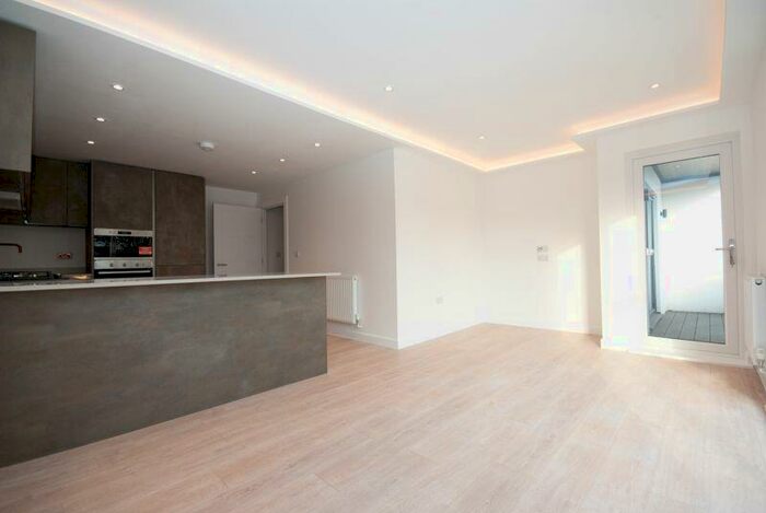 2 Bedroom Flat To Rent In City Apartments, Leigh-On-Sea, Essex, SS9