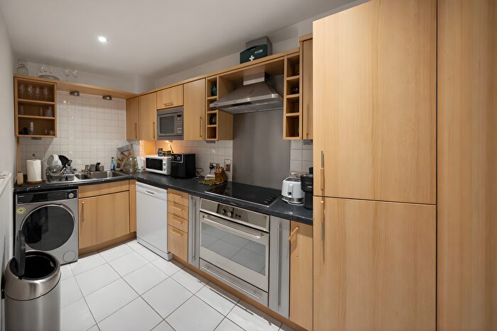 3 Bedroom Flat To Rent In Newport Avenue, London, E14