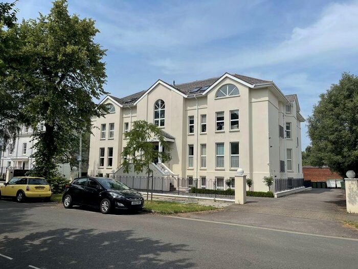 3 Bedroom Flat To Rent In Wellington Square, Cheltenham, GL50