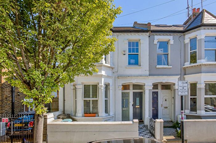 3 Bedroom Flat For Sale In Daphne Street, Wandsworth, London, SW18