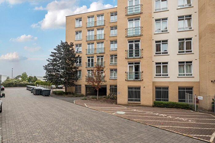2 Bedroom Flat For Sale In Kenavon Drive, Reading, Berkshire, RG1