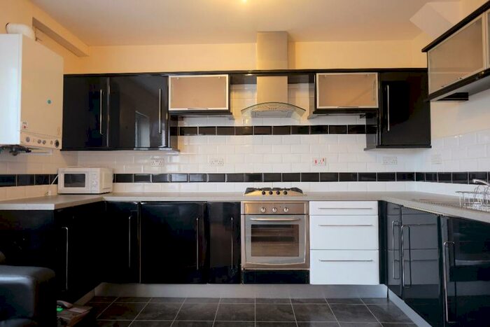 3 Bedroom Flat To Rent In A Glossop Road, S10