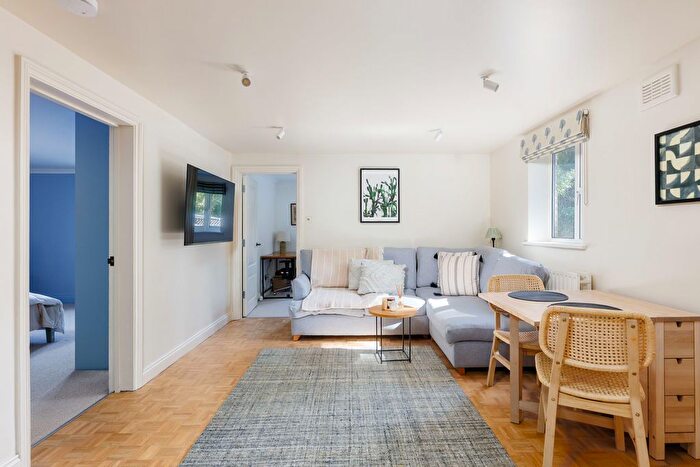 2 Bedroom Flat For Sale In The Glade, Coningham Road, W12