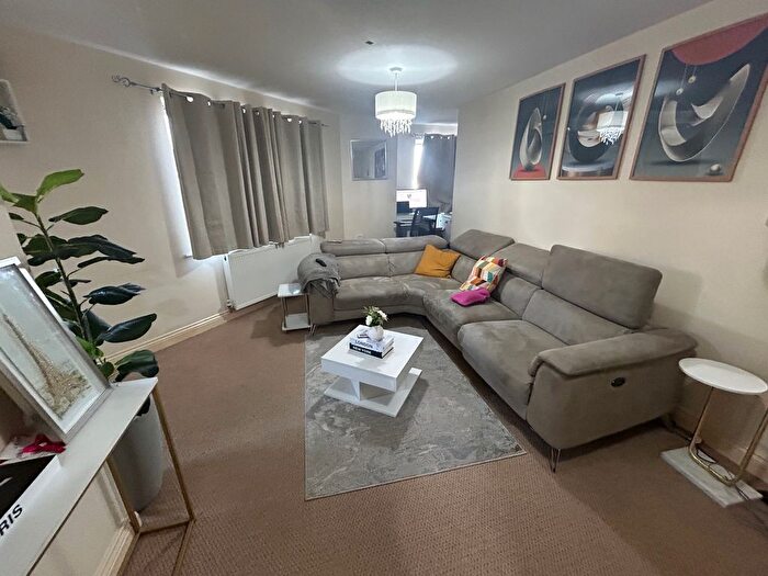 2 Bedroom Flat For Sale In Highfield Road, Dudley, DY2