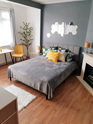 3 Bedroom Flat To Rent In Kingsley Gardens, London, E4