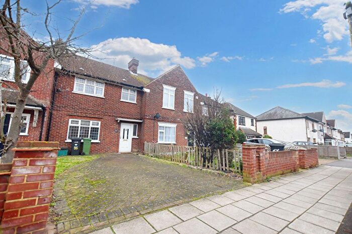 3 Bedroom Detached House To Rent In Tomswood Hill, Ilford, IG6