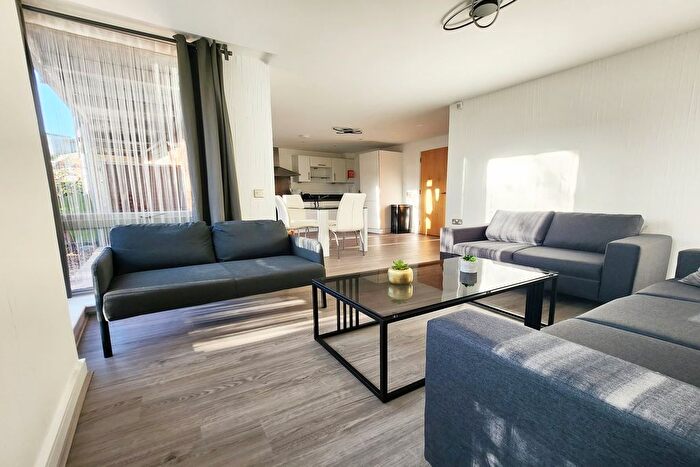 2 Bedroom Flat To Rent In Hunt Close, Holland Park, London, W11