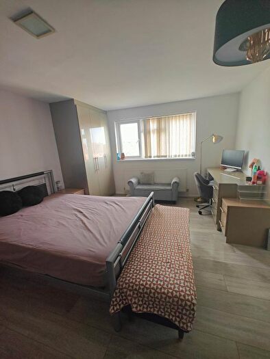 5 Bedroom Terraced House To Rent In Brabazon Road, Hounslow, TW5