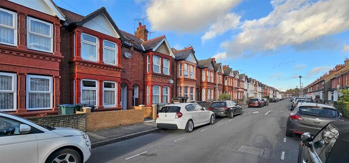 1 Bedroom Flat To Rent In Kensington Avenue, Watford, WD18