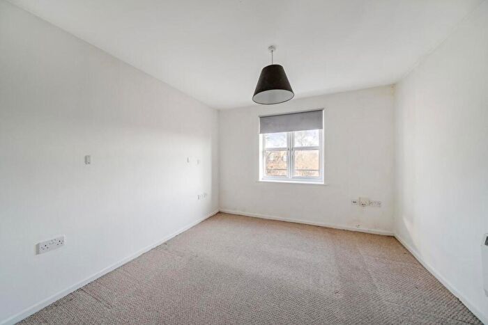 2 Bedroom Flat For Sale In Drayton Park, Islington, N5