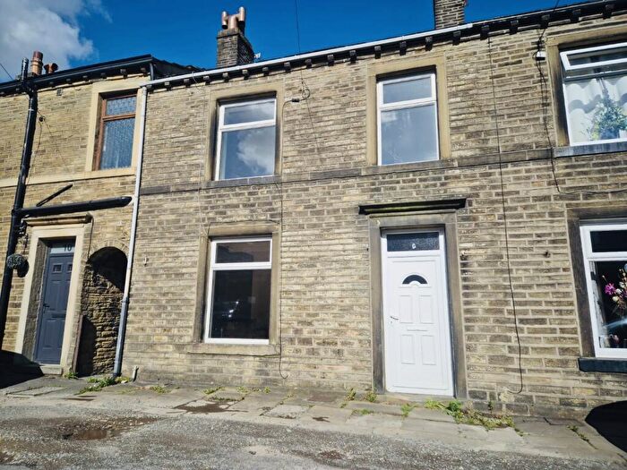 3 Bedroom House To Rent In Beech Street, Holywell Green, Halifax, HX4