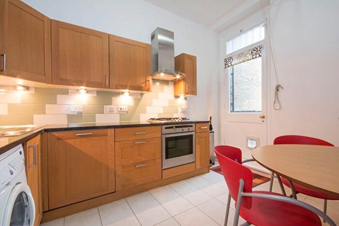 1 Bedroom Flat To Rent In Heyford Avenue, London, SW8